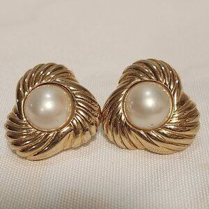 Vintage Trifari Faux White Pearl Twisted‎ Gold Tone Fashion Earrings